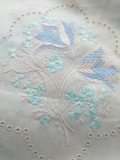 Fenster Fertiggardine Creme farbe mit Pastelltönen  aufwendig  Blumen bestickt .