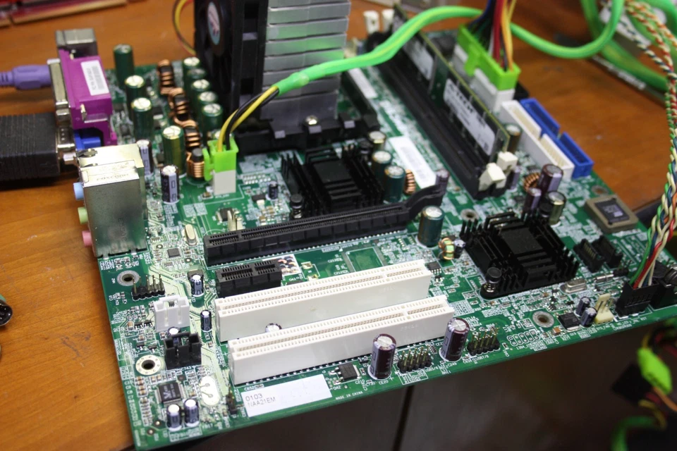 FOXCONN CK804M03-6EKS F80M-2 s.939 DDR PCIE PCI W/Amd Sempron CPU - Tested - Image 2 of 4