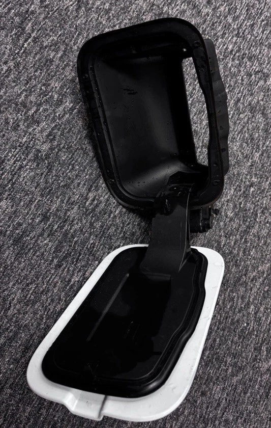 PUERTA LLENADO COMBUSTIBLE FORD F250 F350/450 SUPER DUTY 23 A 24 BLANCA montaje completo Foto 2 de 3