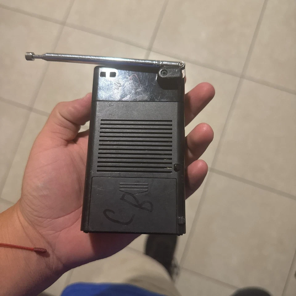 Sony Portable AM/FM Radio with Extendable Antenna - Image 4 of 4