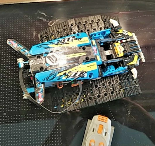 LEGO Technic 42095 Remote-Controlled Stunt Racer, foto 4 di 5
