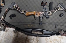 Mathews Outback 29" 70lb Right Handed Bow package, 8 goldtip pro hunter arrows.