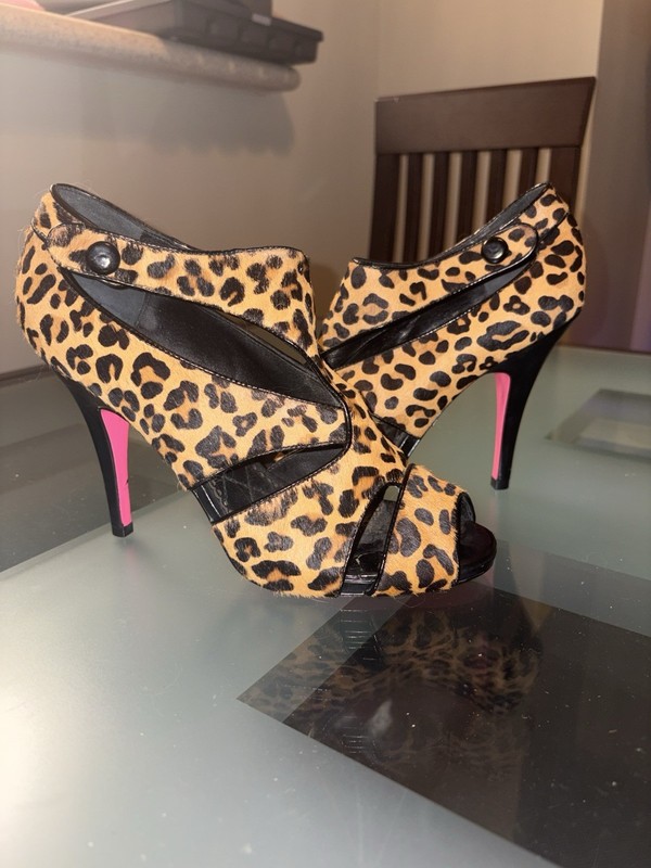 Betsey Johnson Carlos Leopard Print Peep-Toe Heels. Gorgeous condition! Size 8.5