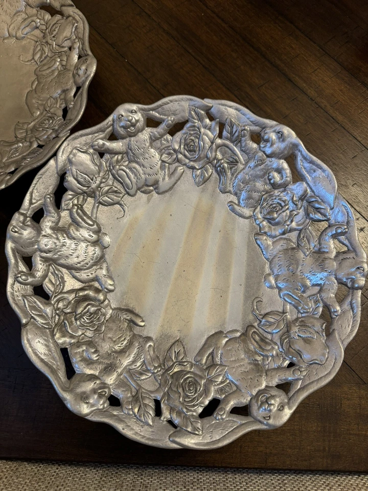 Набор из 2 больших круглых металлических чаш 12 дюймов на тему кролика и роз Arthur Court 1995 - Изображение 3 из 4