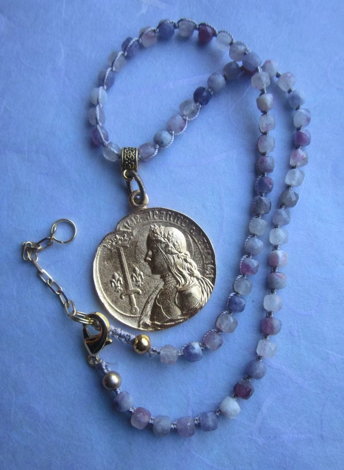 Collar Colgante Oro Juana de Arco Turmalina Flor de Cerezo por Princesa Campesina Foto 3 de 4