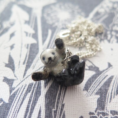 Baby Otter Porzellan Halskette mit Anhänger - versilberter Schmuck - Lucky Spiritual