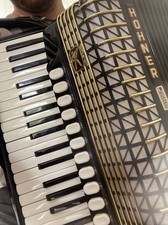 Hohner Atlantic IV N Deluxe Akkordeon, Schwarz, 120 Bass, 11 Register