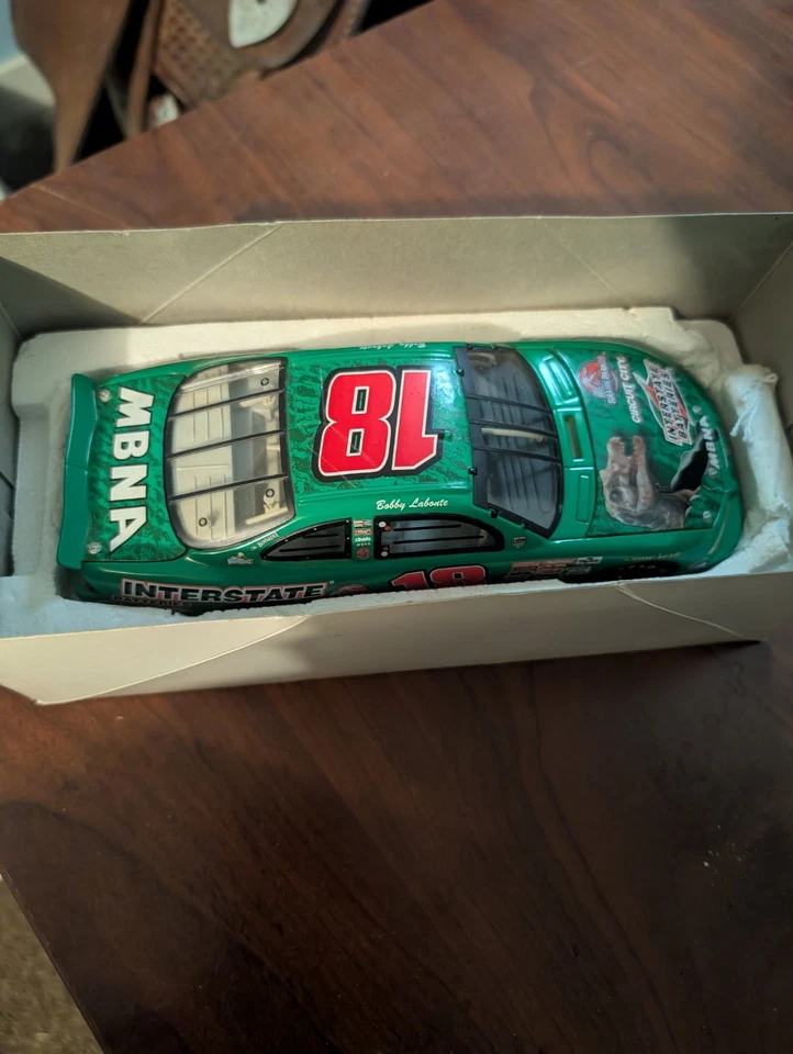 Bobby Labonte #18 2000 Interstate Batteries Pontiac 1:24 - Scale Stock Car - Image 4 of 4