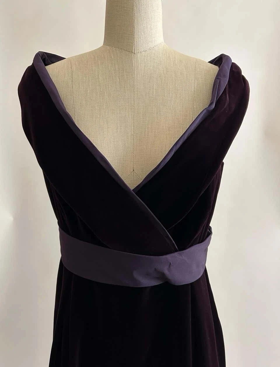 Abito ALEXANDER MCQUEEN 2006 viola velluto vestito corto scollo a V foderato IT 40 UK 8