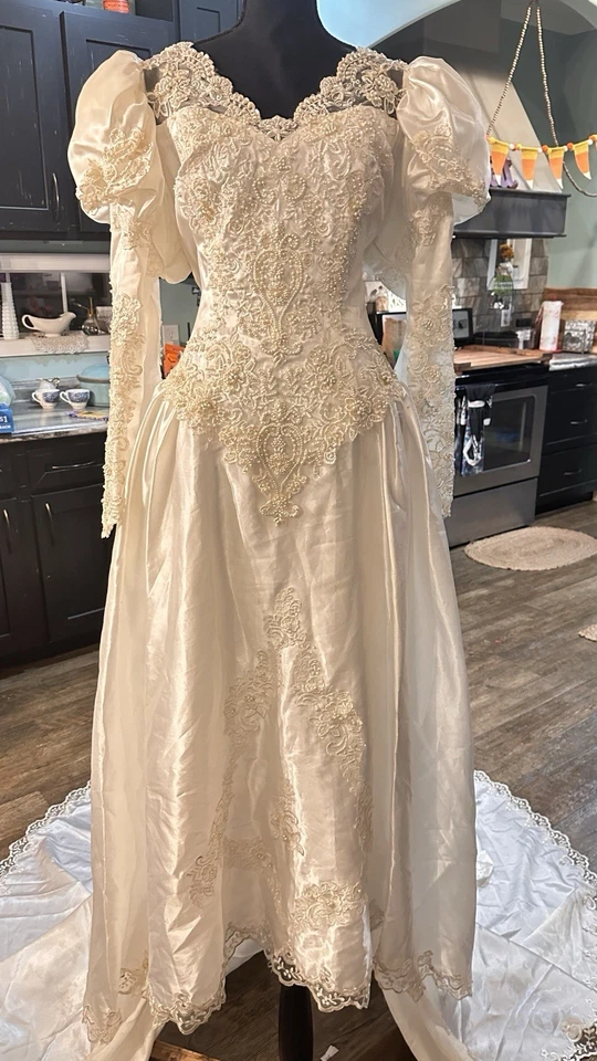 Vestido de novia vintage Alfred Angelo brillante marfil satinado manga larga Foto 2 de 4