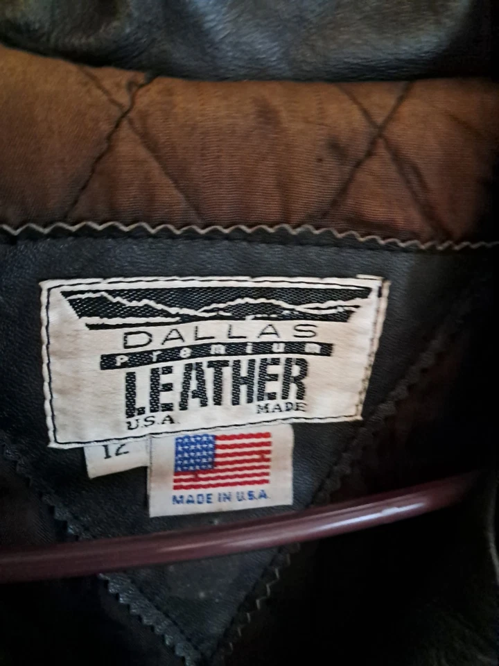 Chaqueta de motociclista vintage Dallas de cuero premium para mujer bordada con flecos Foto 3 de 4