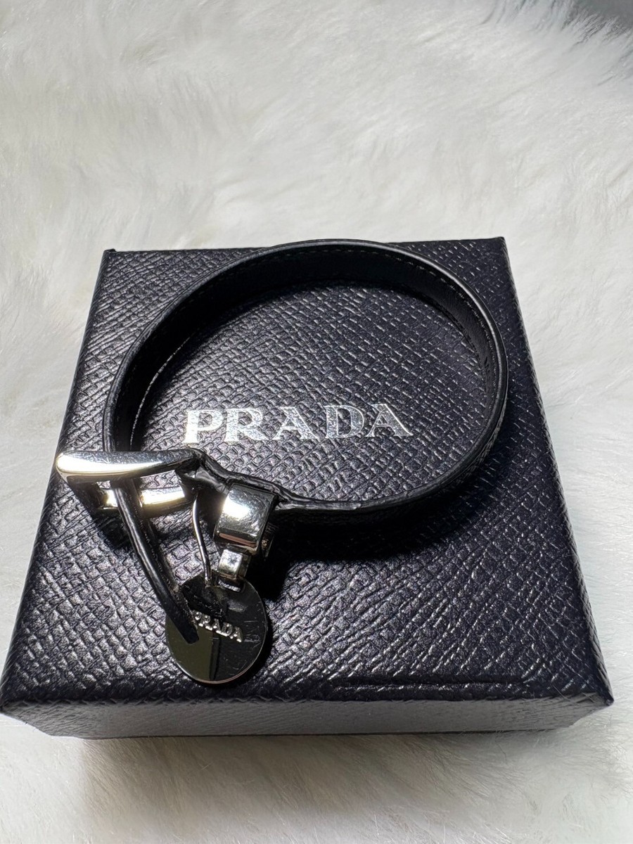 ブレスレット PRADA SAFFIANO LEATHER BRACELET WITH LOGO CHARM Black Saffiano leather bracelet | PRADA