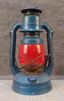 Vintage Dietz Little Wizard Eisenbahn Laterne, blau mit rotem Globus.