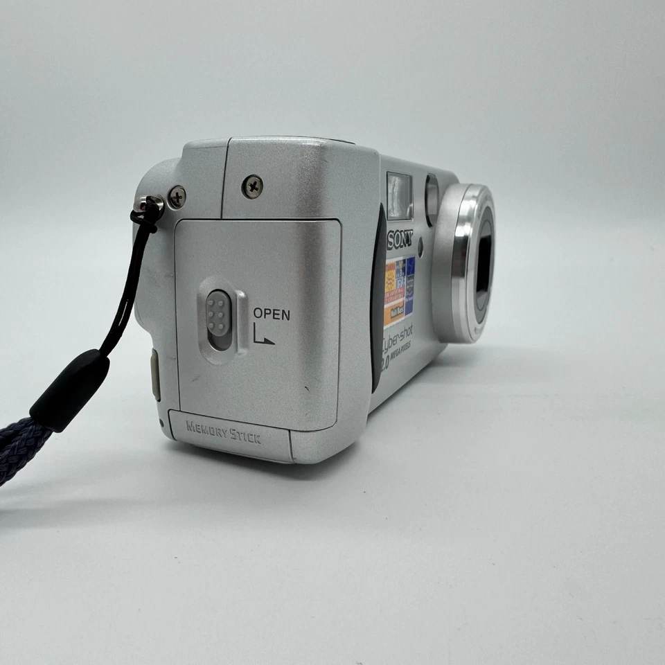 Sony DSC-P51 Digital Camera 2.0MP Working Excellent Condition Point & Shoot Y2K - Image 4 of 4