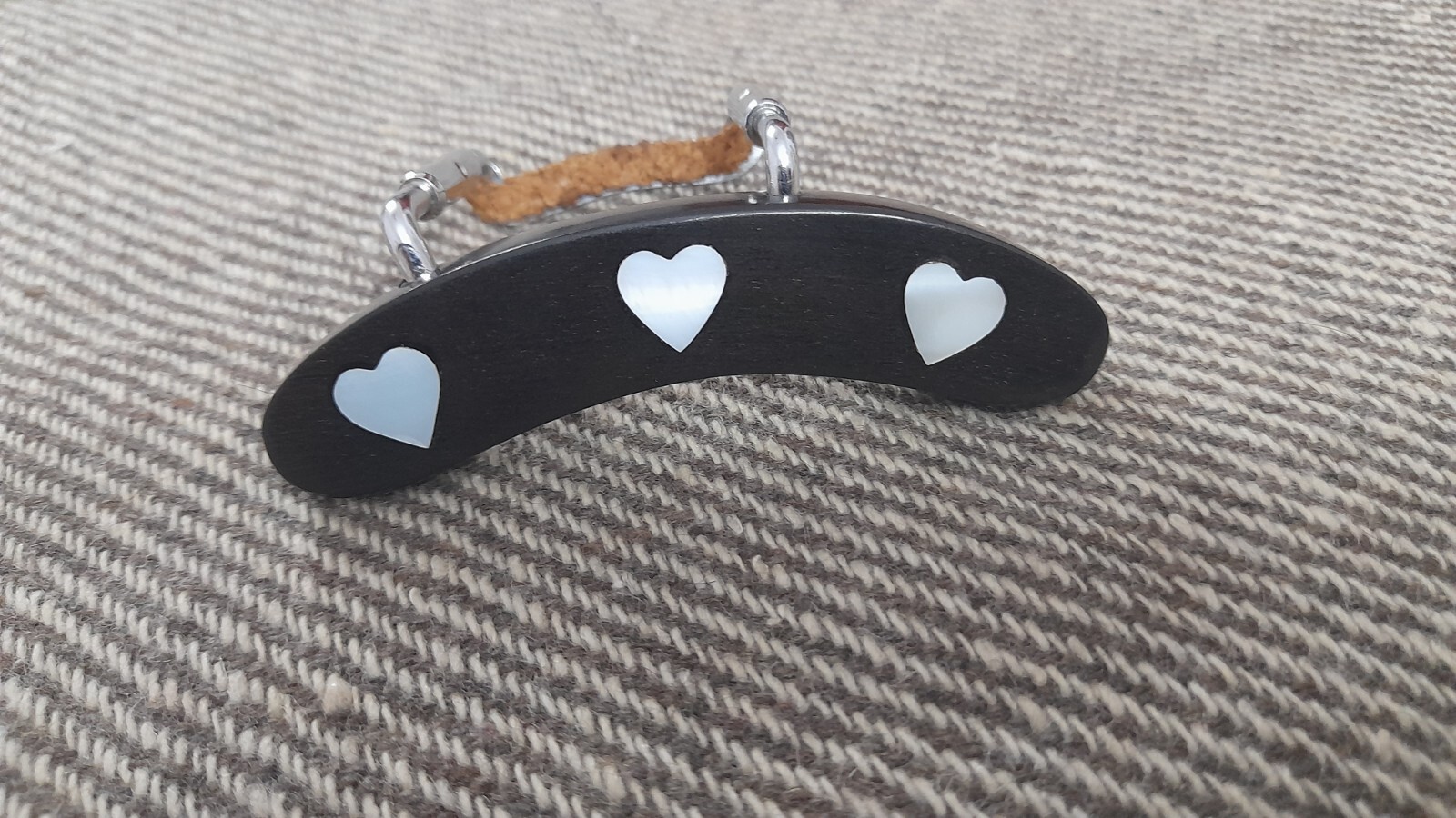 как выглядит Mandolin Armrest Love Design Inlay on Ebonywood Handrest - 1 pc фото