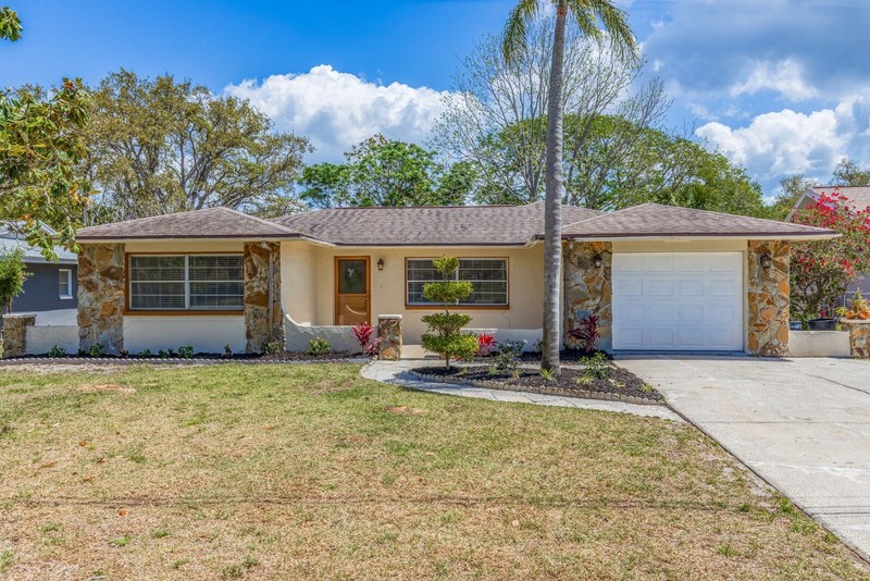 HOUSE FOR SALE - TARPON SPRINGS, FLORIDA, COMPLETELY REMODELED 3 Bed / 3 Bath
