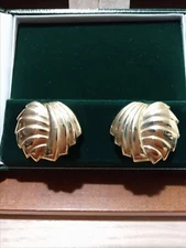 Gorgeous Vintage 14K Yellow Gold Ridged Abstract Shell-Like Stampato Earrings