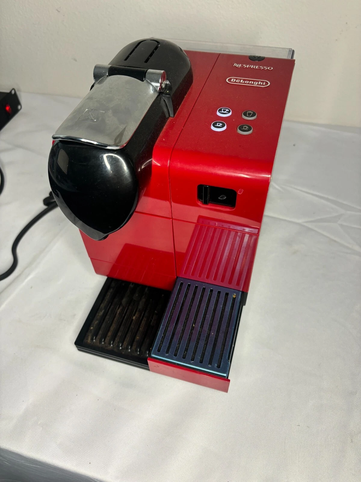 DeLonghi Lattissima Plus EN520R Nespresso Coffee Espresso Machine, Red