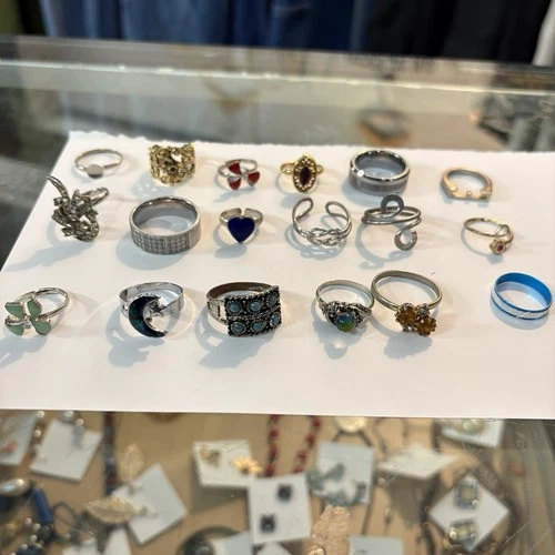 Lot of 18 Costume Fashion Jewelry Rings Gold Silver Tone Vintage Modern Retro