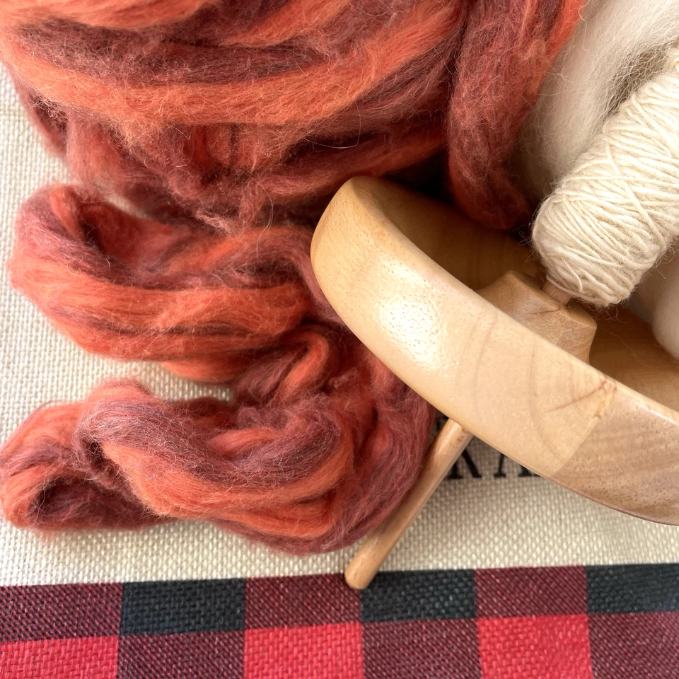 Fuso de gota, fibras brancas de ovelha, laranja avermelhado, fio de lã branca: total 7-8 oz - Imagem 4 de 4