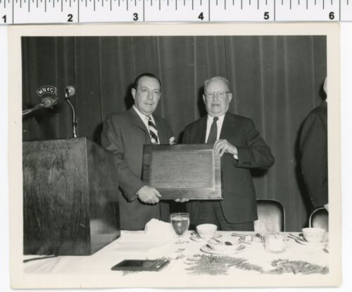 Photo vintage années 1960 / NYC Architect HARRIS MURDOCK reçoit plaque 4 à son service - Photo 1/1