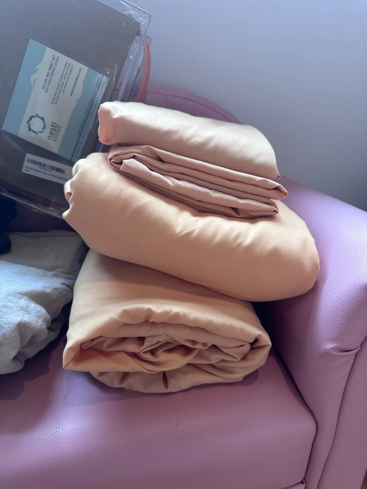 Lot Of 50 Items Of Textile Sheets Blankets Pillowcases Towels Rugs Pillows - Изображение 3 из 4