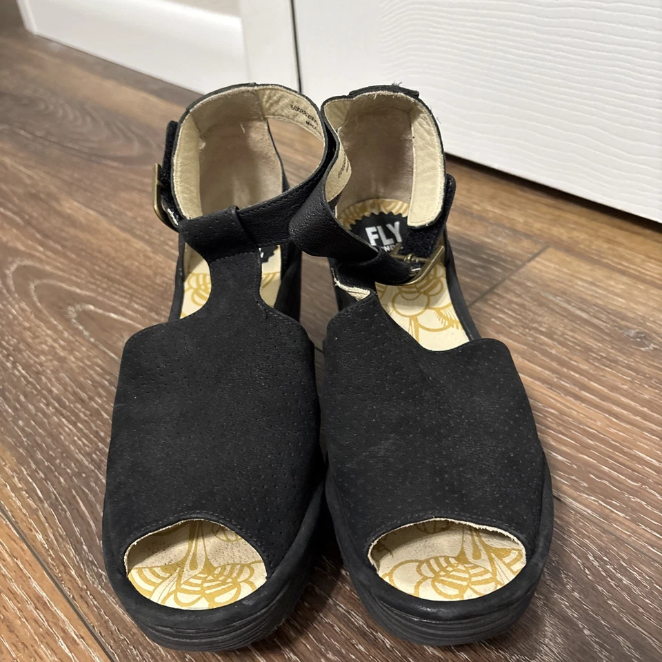 全新 FLY London 露趾楔形黑色麂皮绒皮革踝带凉鞋 尺寸 39/8 — 第 3/4 张图片