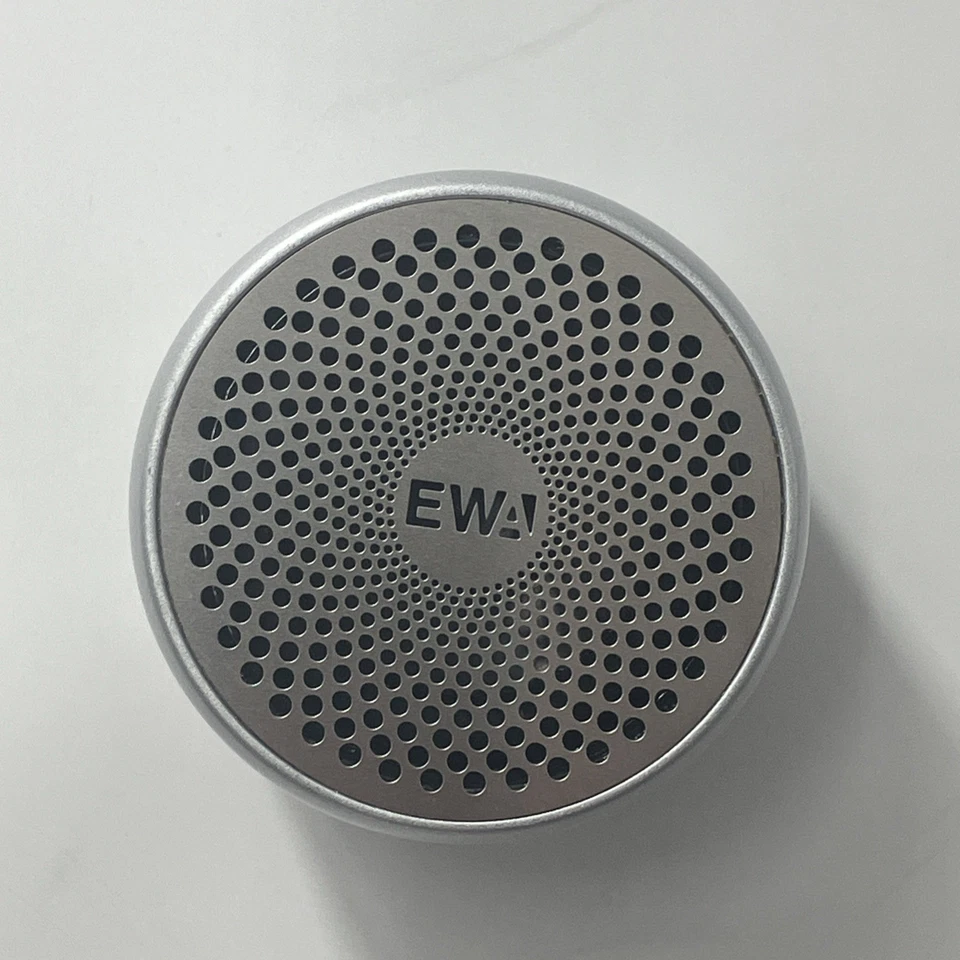 Altavoz portátil Bluetooth EWA A106 Pro con estuche de viaje y cable de carga Foto 3 de 4