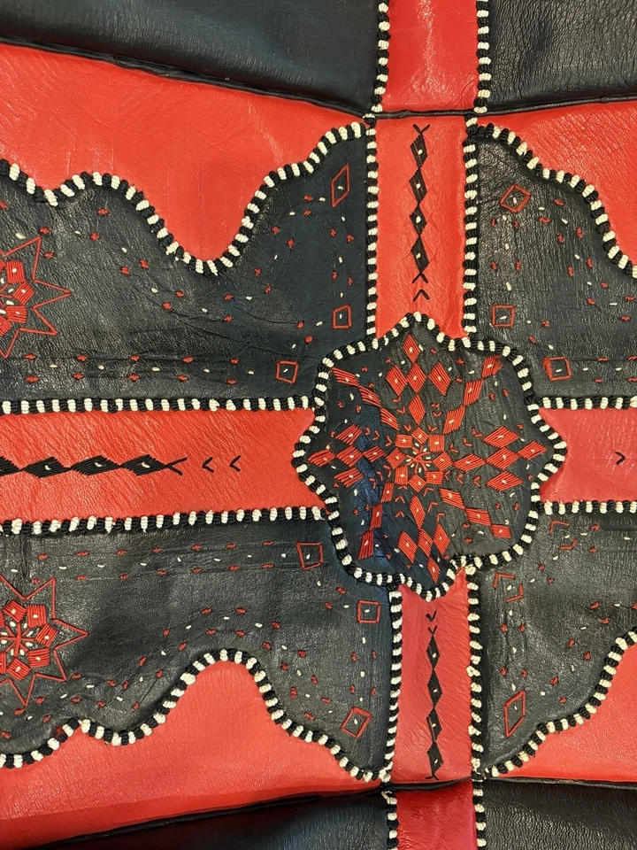 Puf otomana rectangular de cuero hecha a mano negro rojo marroquí *solo cubierta* Foto 3 de 4