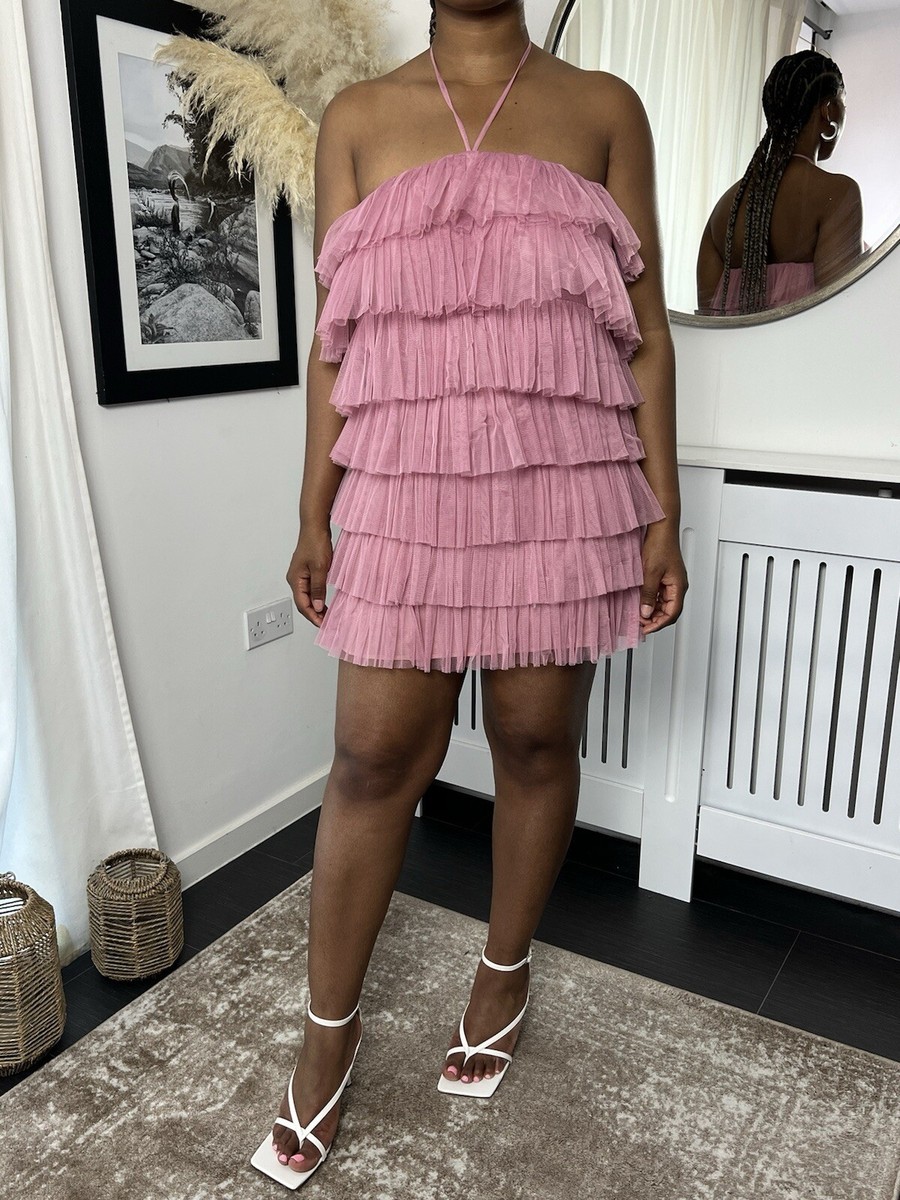 zara pink ruffle tulle dress Get this gorgeous peachy jacquard piece of art now Zara Jacquard Ruffled Size: small (True to size) Width 44 cm/ Length 130 cm Round neckline with a picot ZARA Rare Pink Tulle Dress