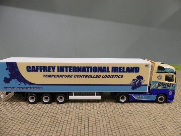 1/87 Herpa Mb Actros 18 Bigspace KüHlkoffer-Sattelzug 80 Jahre Caffrey 316590-image