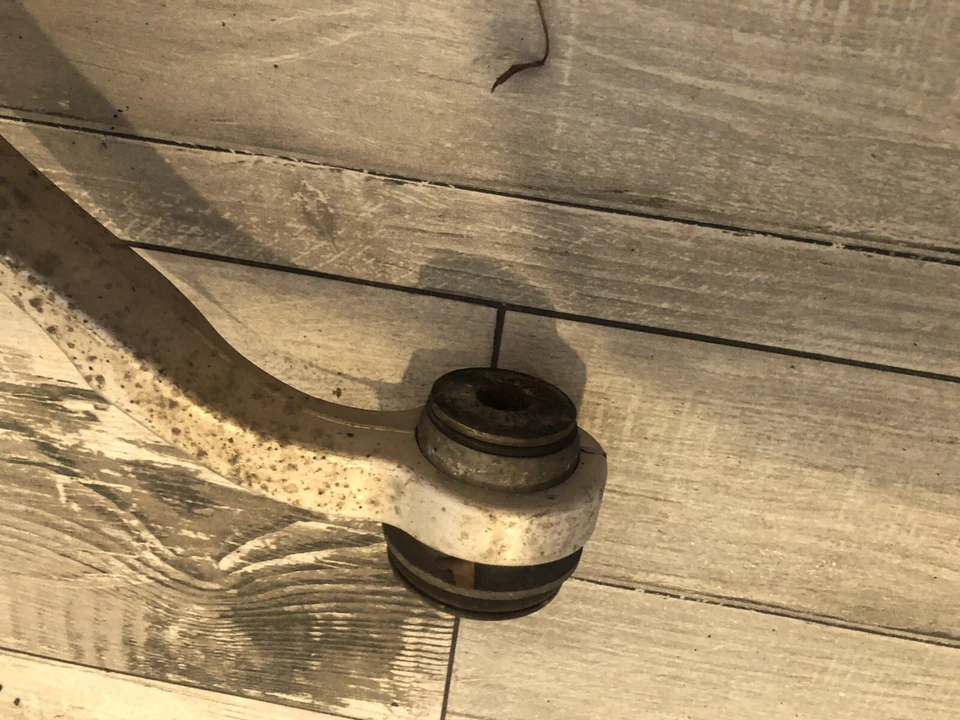 Chevrolet Suburban 2015-2018 brazo de control delantero superior lado del pasajero OEM Foto 3 de 4