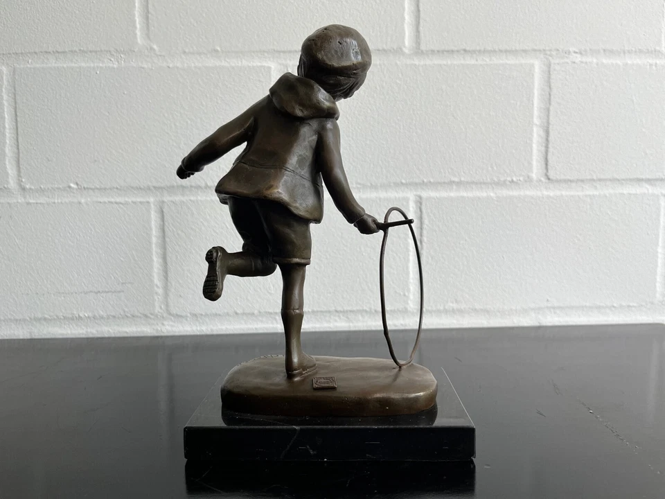 Art Déco Bronzefigur Junge mit Reif 25 cm – nach Chiparus signiert Marmor - Bild 4 von 4