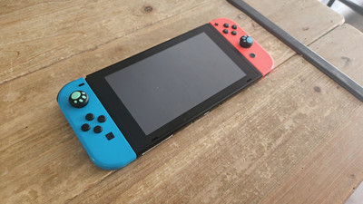 Nintendo Switch Handheld-System Konsole mit Joy-Con Controllern Blau/Rot