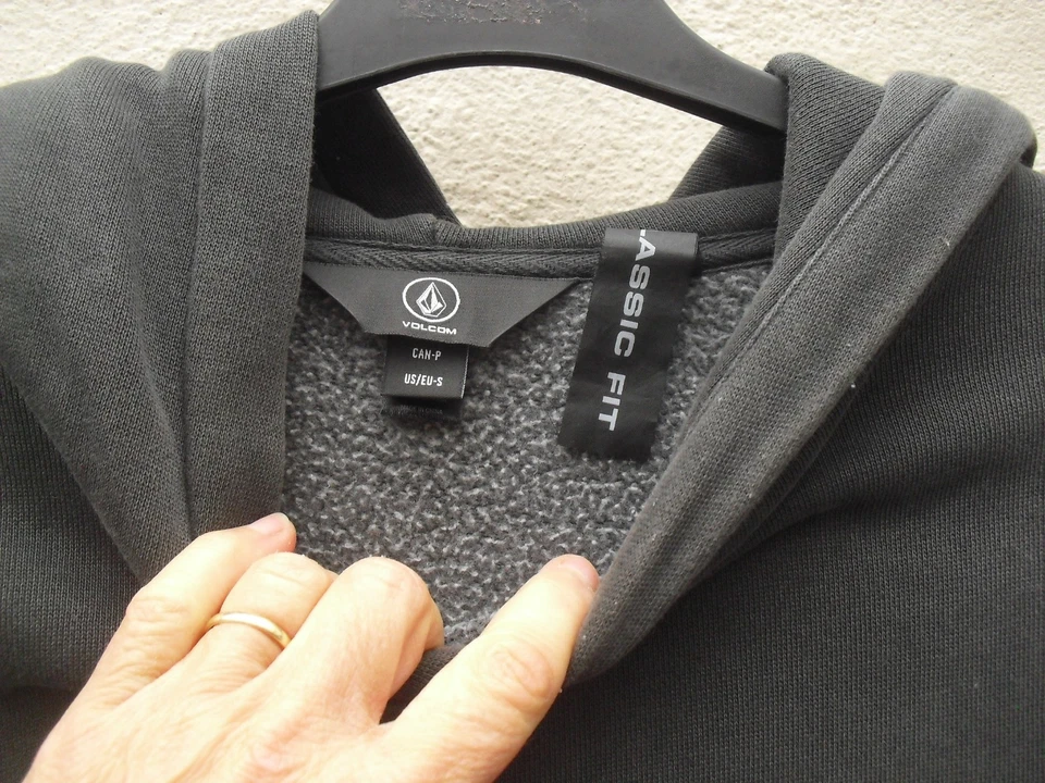 Volcom grey skull design hoody hoodie size Medium 44 inch chest max - Image 4 of 4