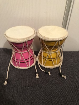 Zwei handgefertigte klassische indische Folk Damroo Schlaginstrumente aus Holz & Leder