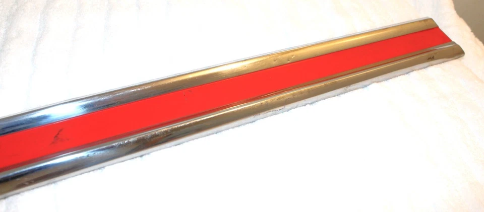 Ford Fairlane 500 1964 cupé deportivo techo rígido 2P nuevo de lote rojo puerta izquierda moldura exterior Foto 3 de 4