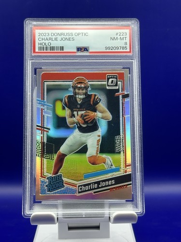 2023 Panini Optic #223 Charlie Jones RATED ROOKIE Holo PSA 8 LOW POP - Bild 1 von 3