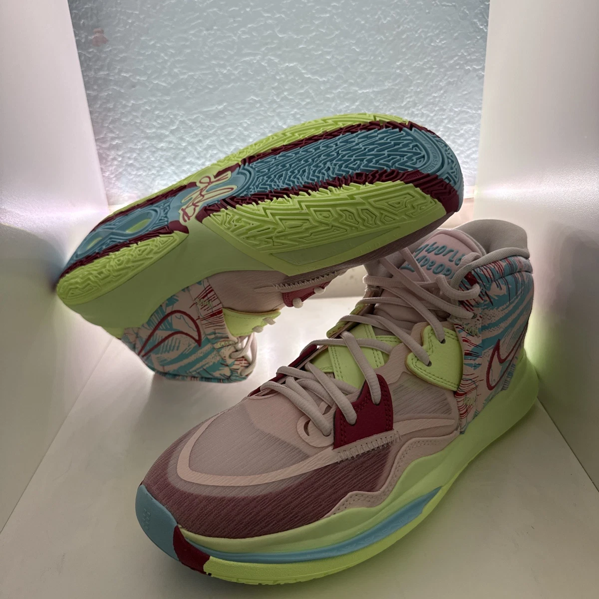 Preços baixos em Nike Kyrie Infinity 1 World 1 People - Soft Pink