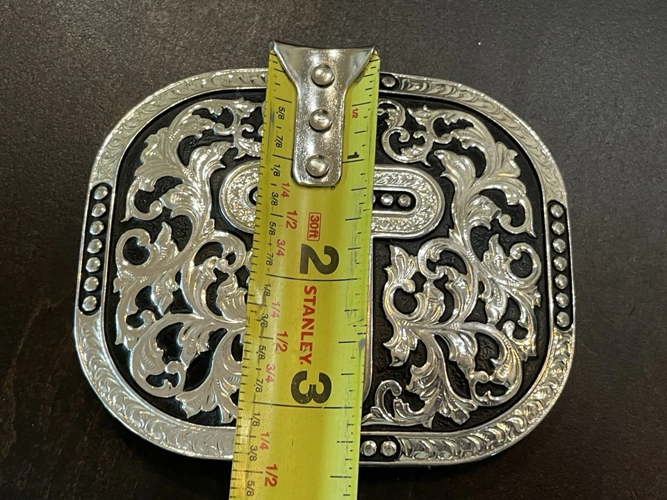 "Hebilla de cinturón Nocona de 4"" cruz plateada con adornos de herramientas" Foto 3 de 4