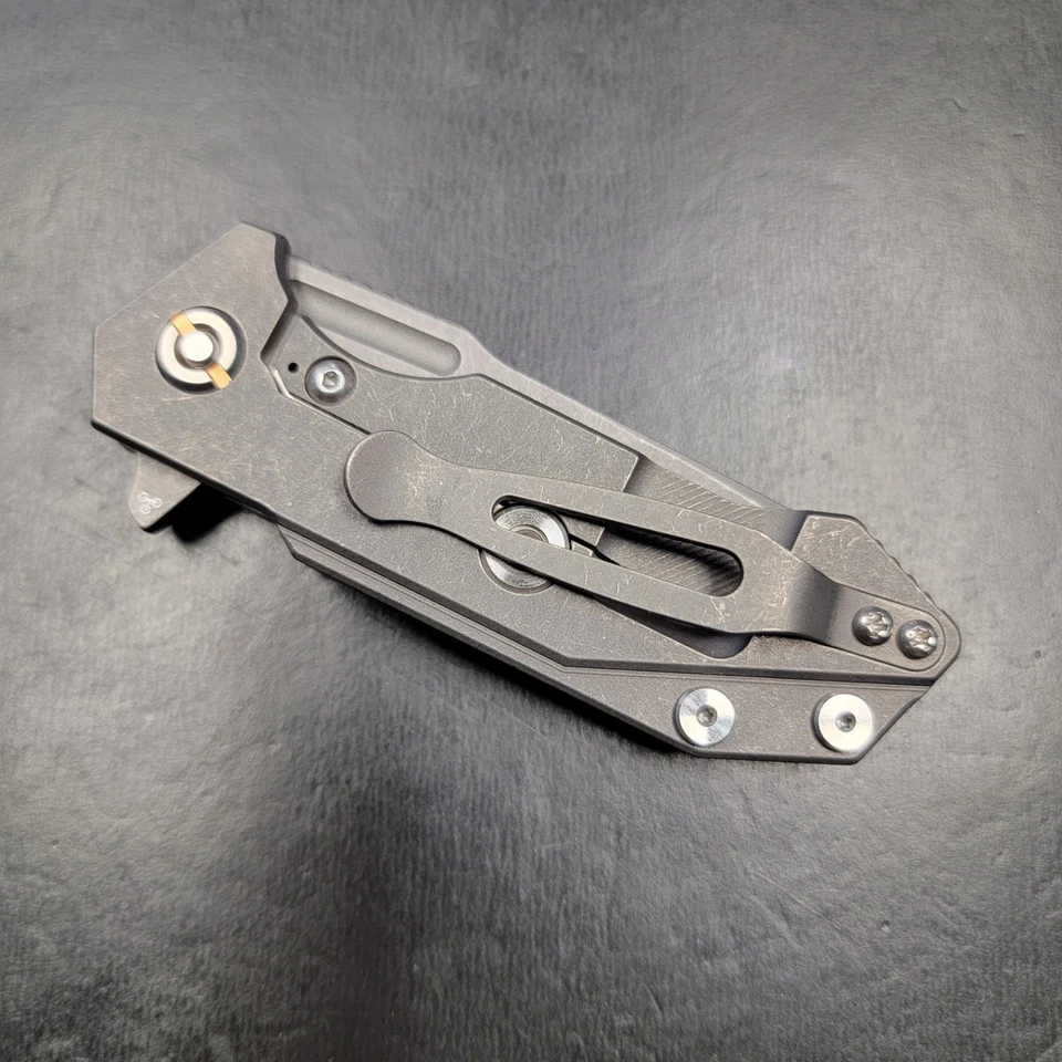 CUCHILLO RICK HINDERER KNIVES EE. UU. SEMIPISTA AZUL/NEGRO G10 ACABADO DE TRABAJO MAGNACUT Foto 2 de 2