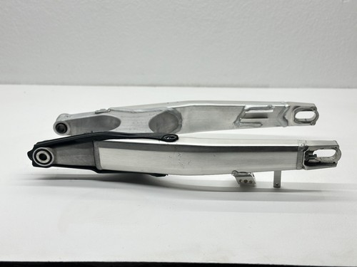 2024 Honda CRF450R Swingarm Suspension Rear Swing Arm 52200-MKE-AF0 Dirt Bike - Picture 2 of 7