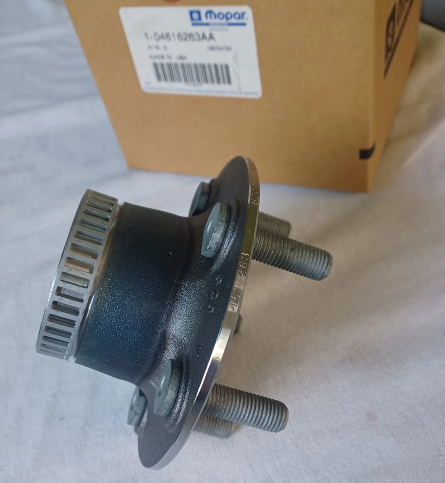Mopar rear wheel bearing and hub assembly 04616263AA fits Breeze Cirrus Stratus Foto 4 de 4