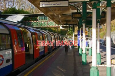 FOTO HIGH BARNET BAHNHOF PASSAGIERE STEIGEN AUS UND FAHREN ZUR FUSSGÄNGERBRÜCKE NACH T