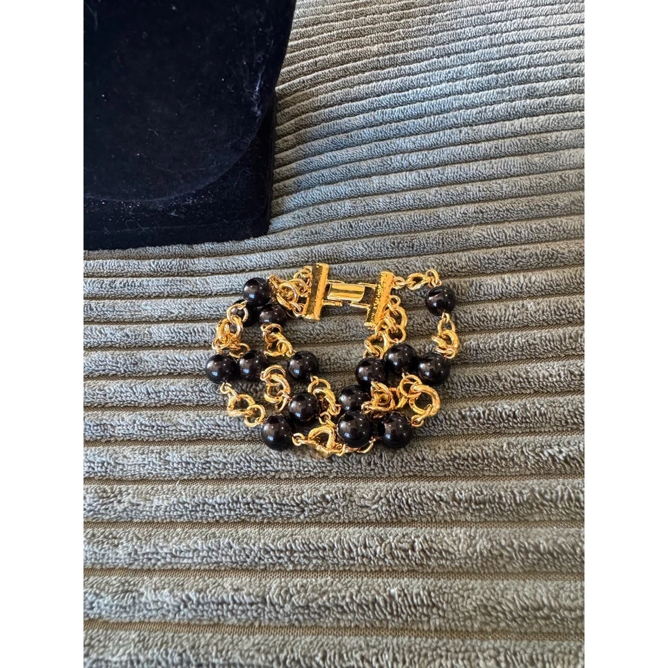 Conjunto de collar y pulsera Monet tono dorado multihilo cuentas negras Foto 2 de 4