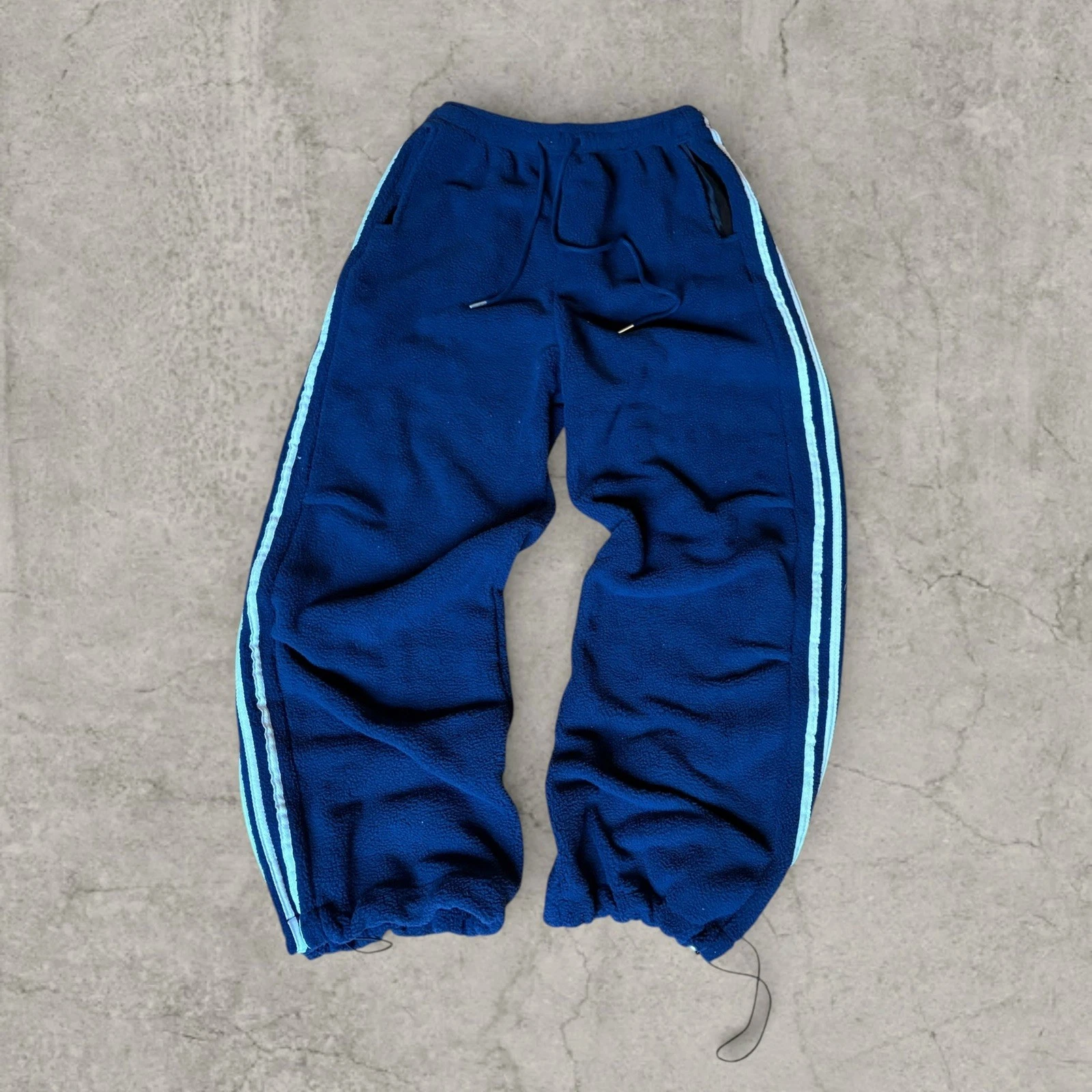 Super cool warm joggers in fleece with white stripes in navy blue. Size L