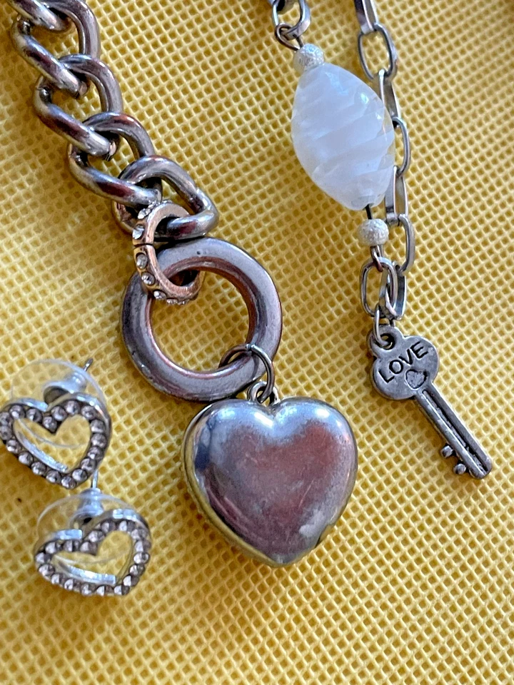 Lote de 3 piezas collar chocker pulsera y pendientes años 90 Y2K Guess corazón palanca logotipo Foto 4 de 4