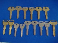 LOT OF FIFTEEN PIECE CLASSIC TOYOTA KEY BLANKS LOCKSMITH VINTAGE AUTO