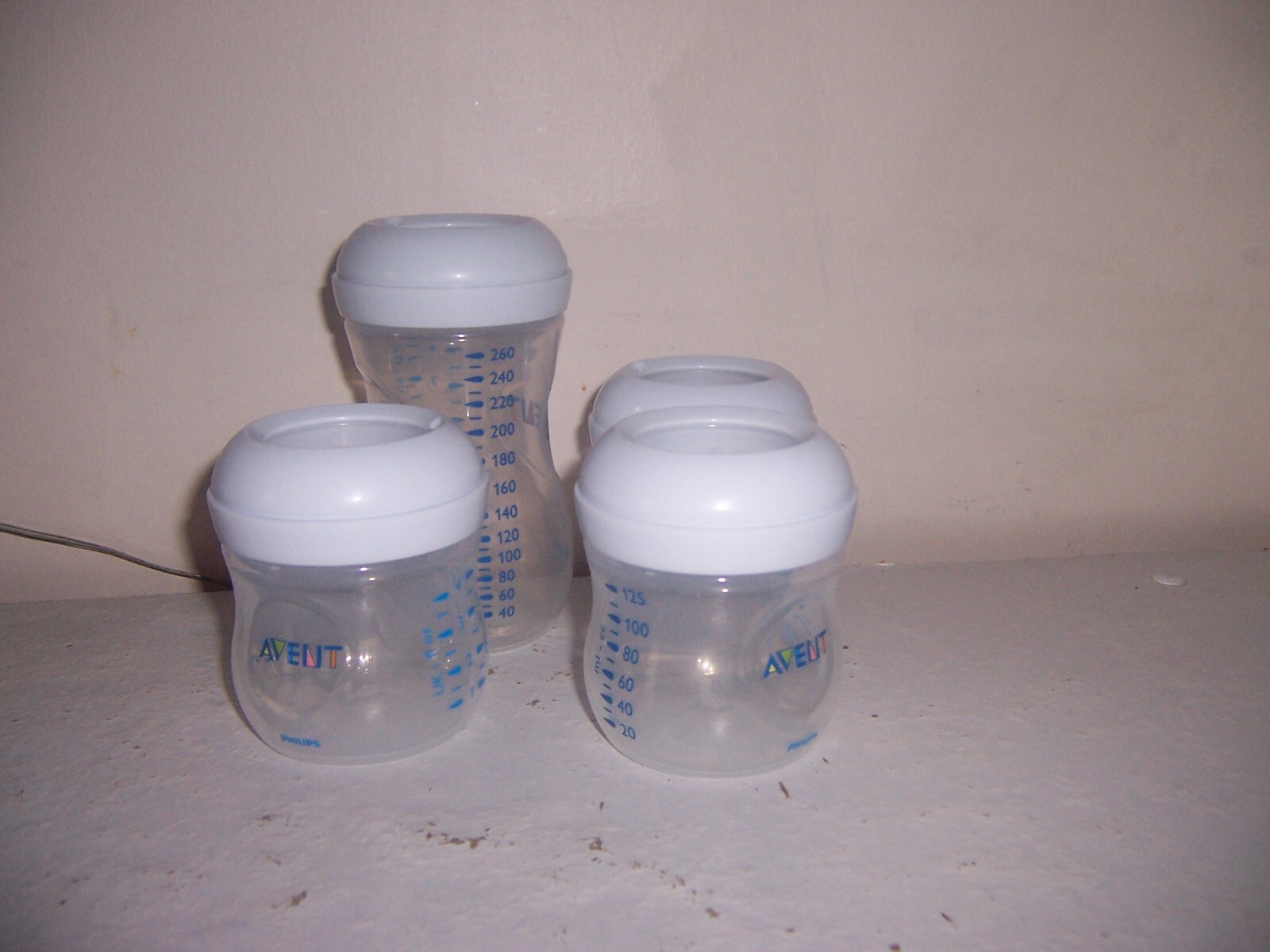 Avent  baby bottle lot  3 size 4 oz 1 size 9 oz no nipples