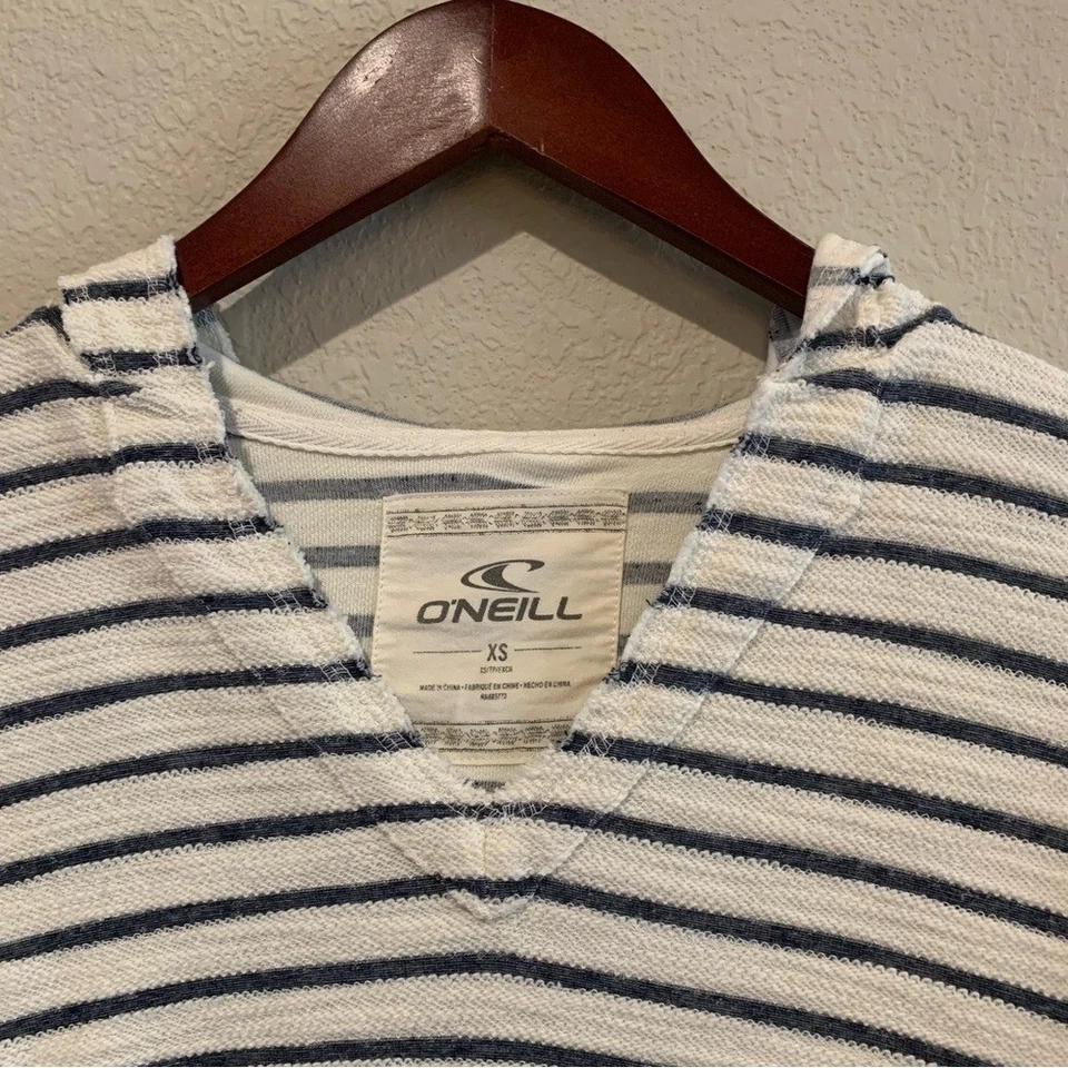 O'Neill 女式条纹毛圈布套衫连帽衫 XS 白色海军蓝超大款 — 第 4/4 张图片